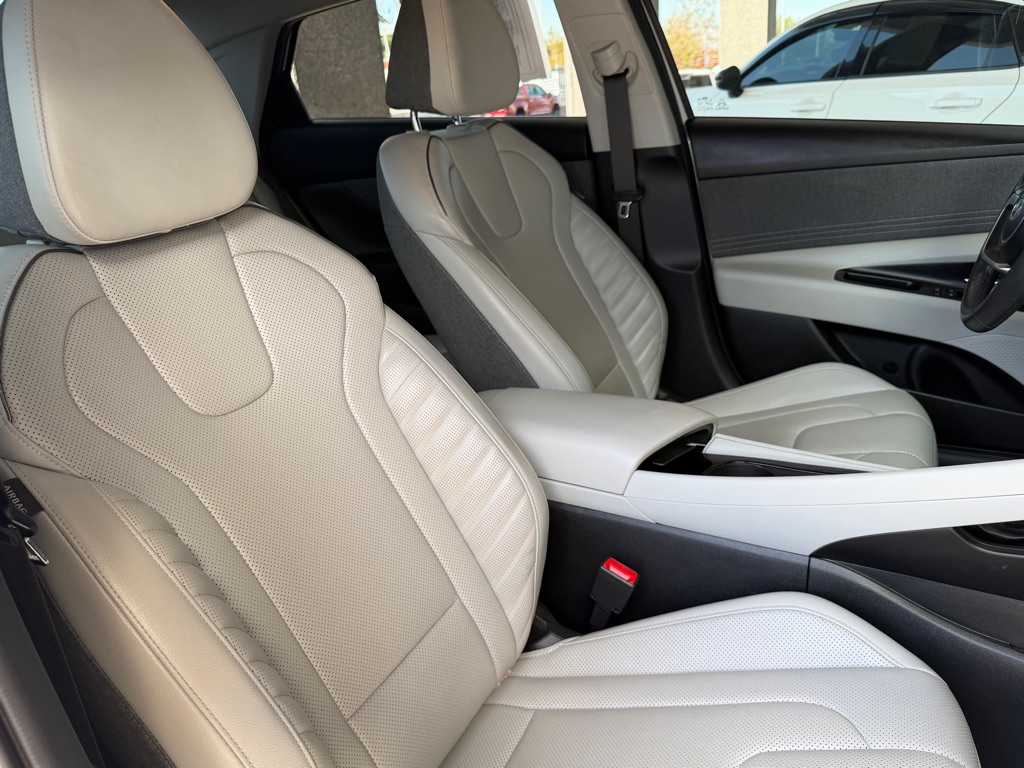 Photo 34 of this HYUNDAI ELANTRA
