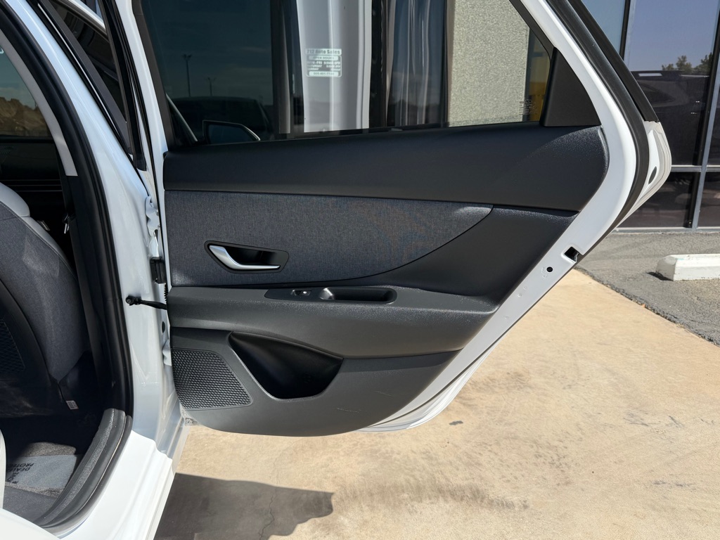 Photo 32 of this HYUNDAI ELANTRA