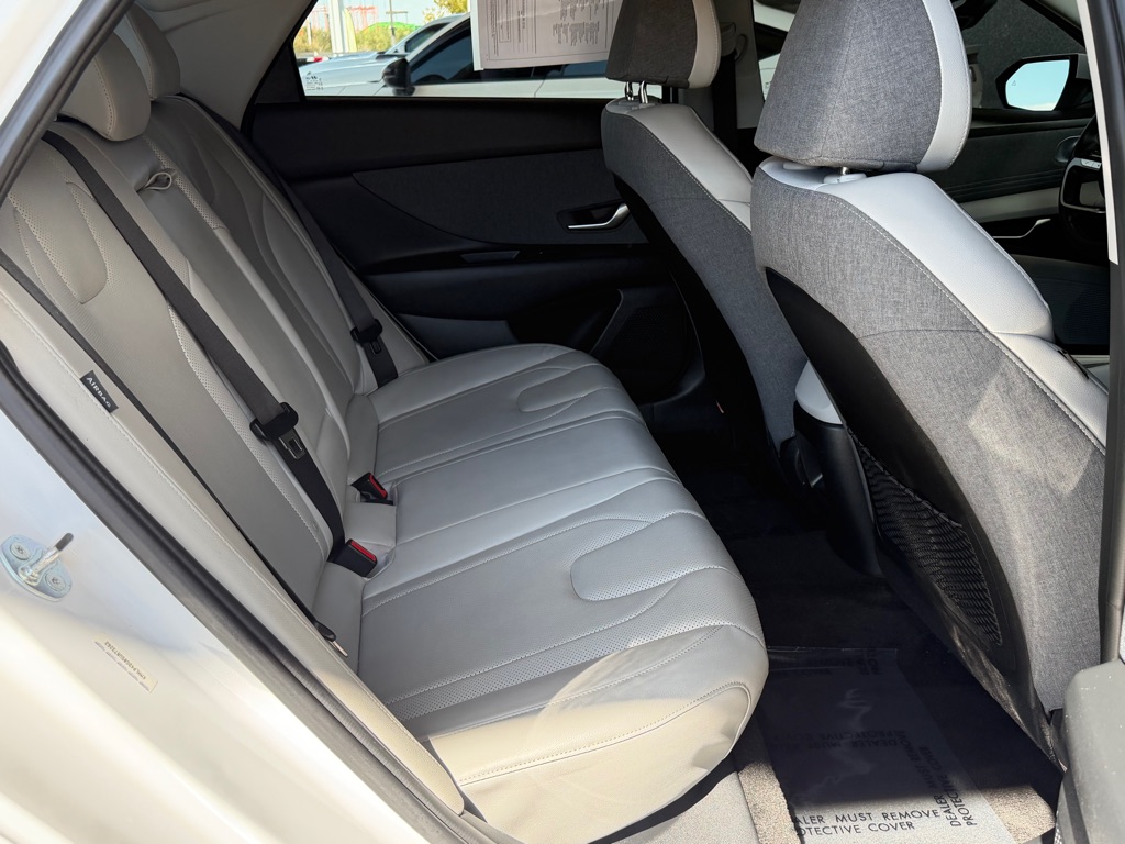 Photo 29 of this HYUNDAI ELANTRA