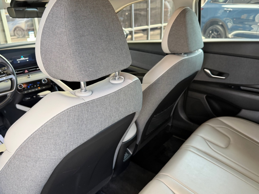 Photo 22 of this HYUNDAI ELANTRA