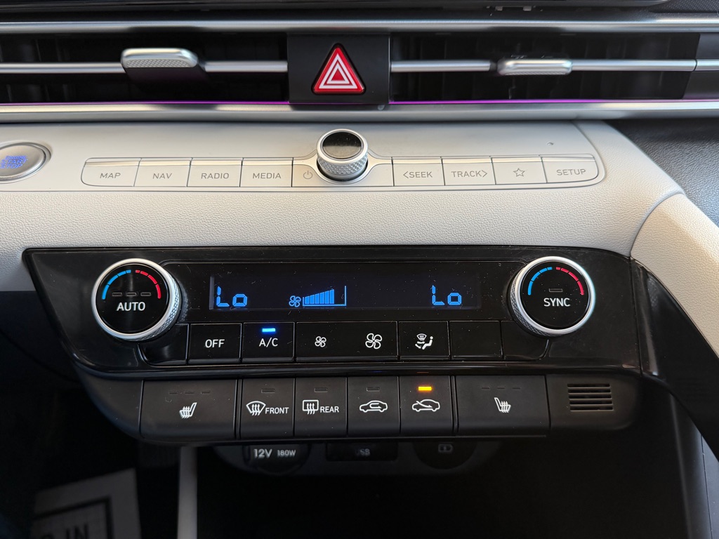 Photo 14 of this HYUNDAI ELANTRA