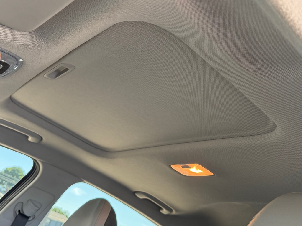 Photo 17 of this HYUNDAI ELANTRA