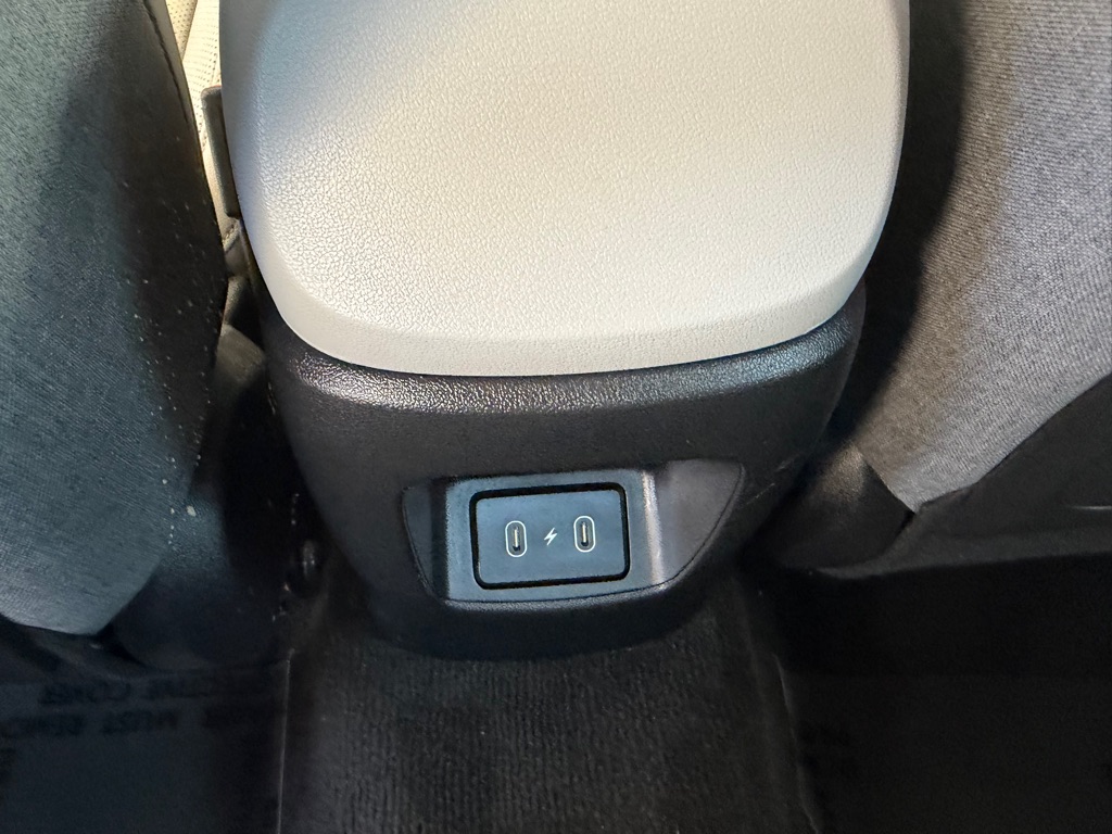 Photo 23 of this HYUNDAI ELANTRA