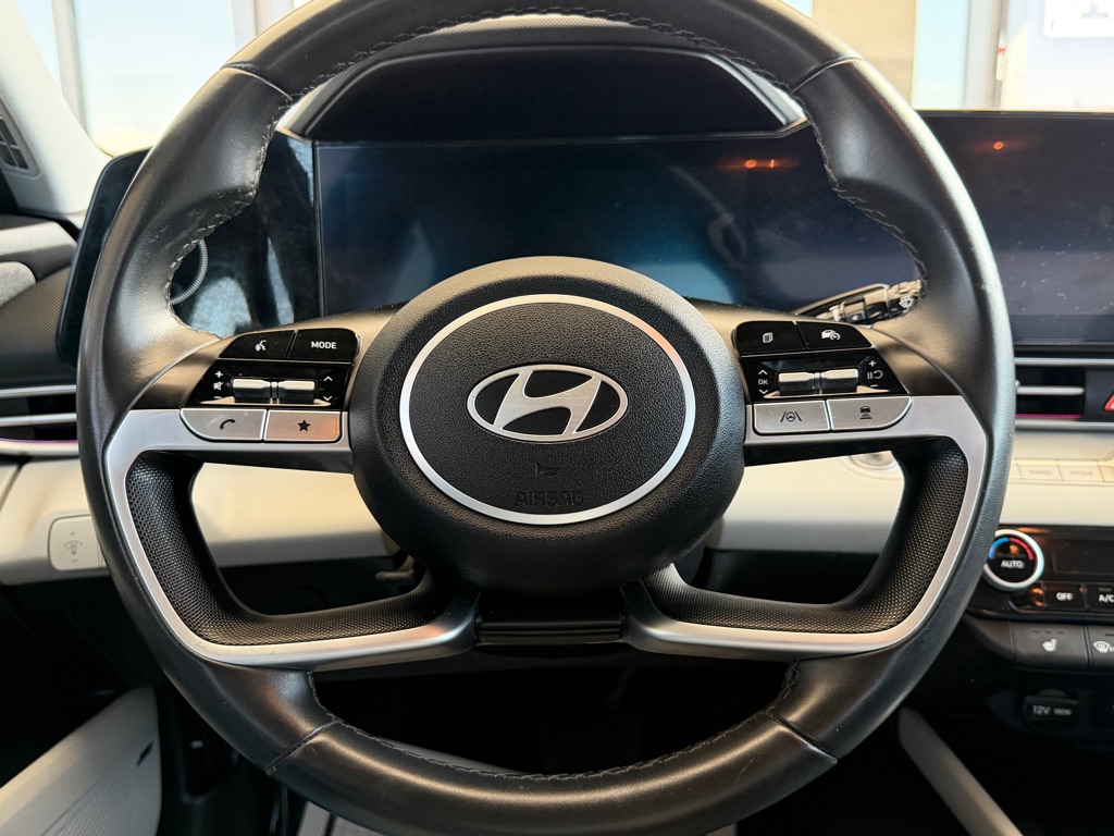 Photo 8 of this HYUNDAI ELANTRA