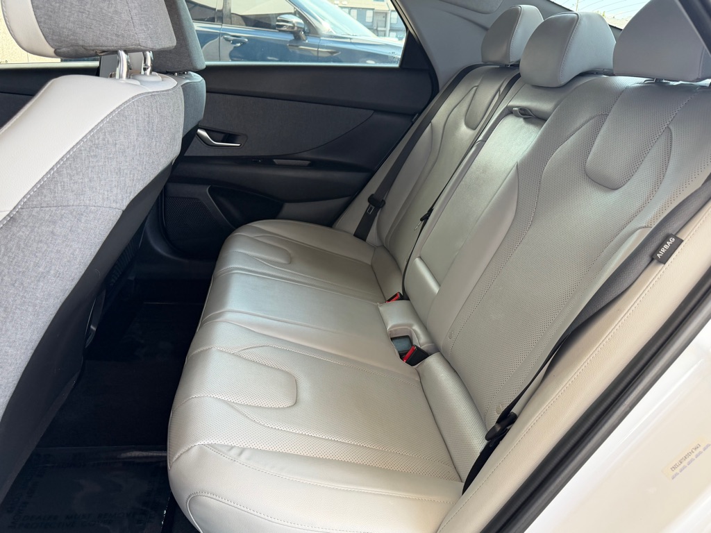 Photo 20 of this HYUNDAI ELANTRA