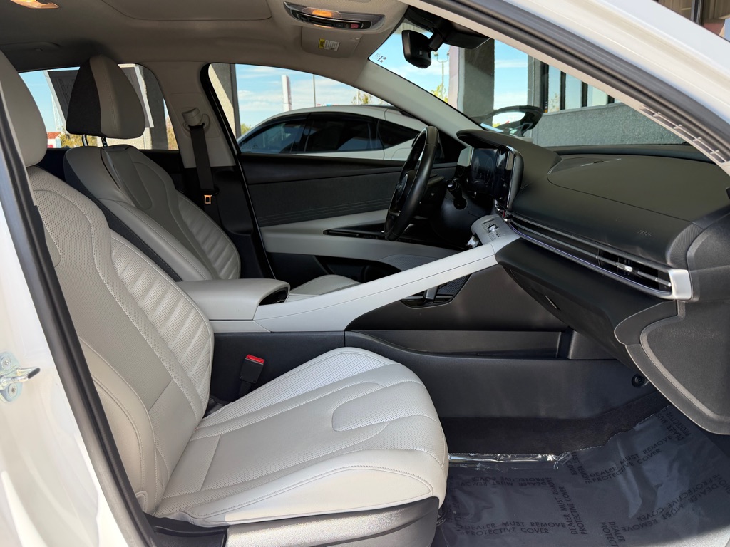 Photo 33 of this HYUNDAI ELANTRA