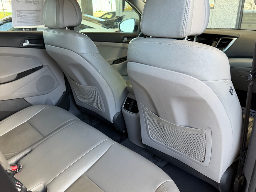 Photo 33 of this HYUNDAI TUCSON