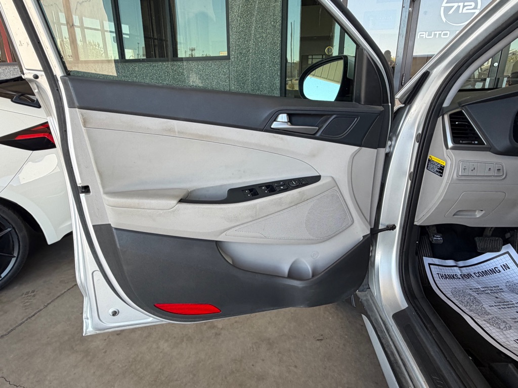 Photo 19 of this HYUNDAI TUCSON