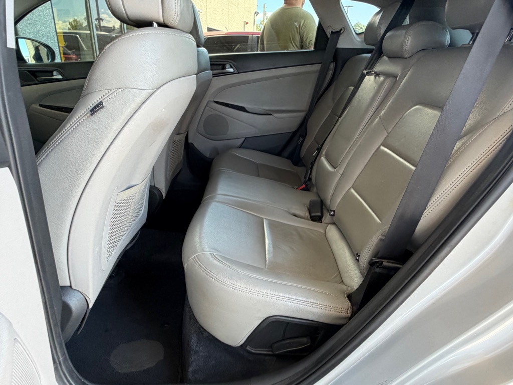 Photo 21 of this HYUNDAI TUCSON