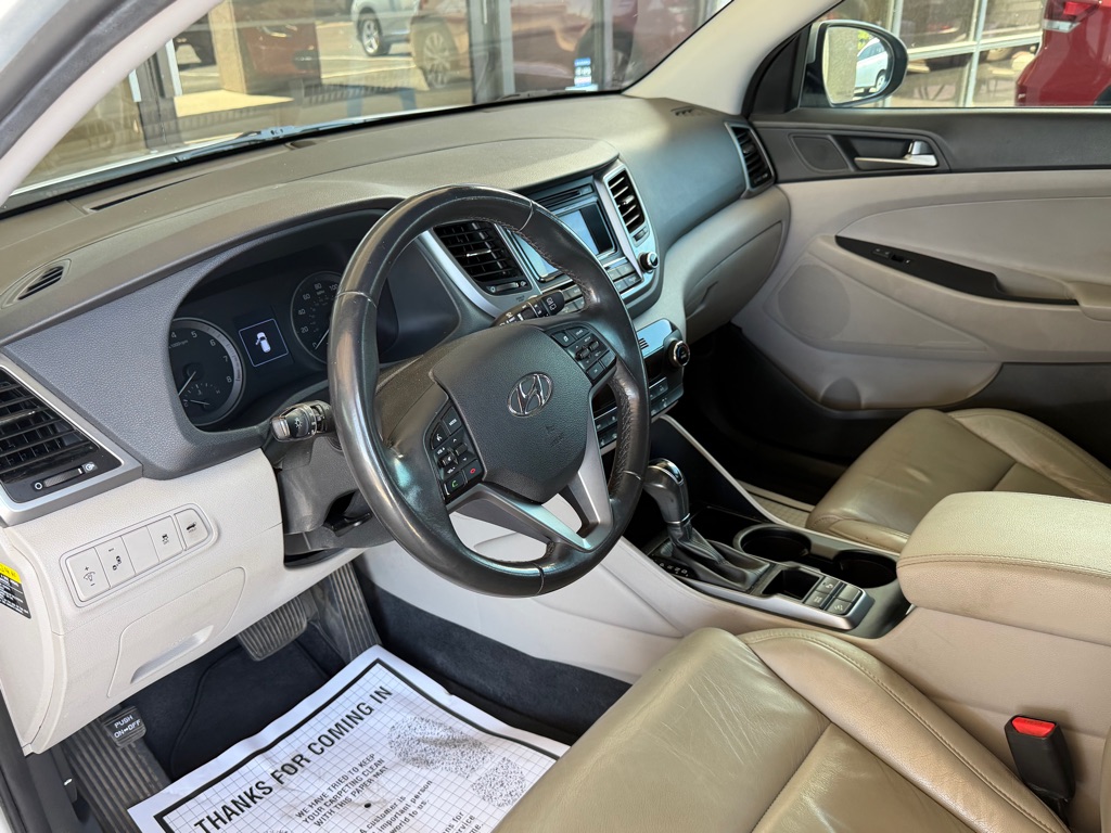 Photo 7 of this HYUNDAI TUCSON
