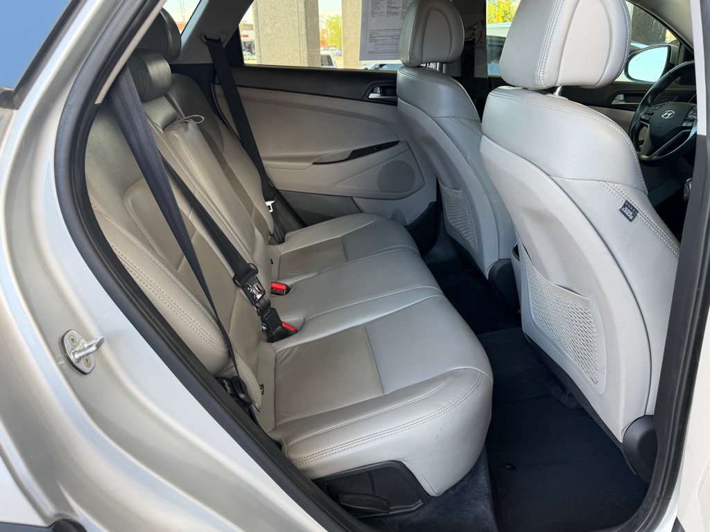 Photo 31 of this HYUNDAI TUCSON