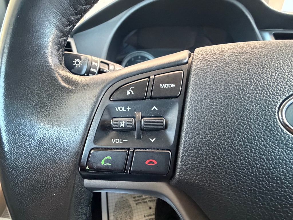 Photo 9 of this HYUNDAI TUCSON