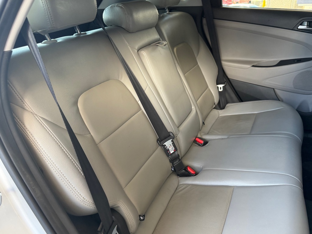 Photo 32 of this HYUNDAI TUCSON