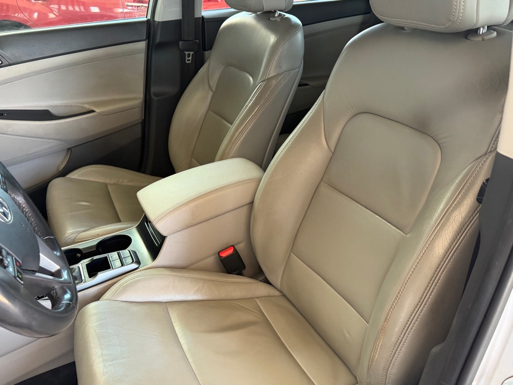 Photo 6 of this HYUNDAI TUCSON