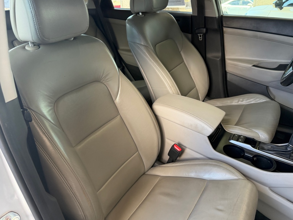 Photo 36 of this HYUNDAI TUCSON