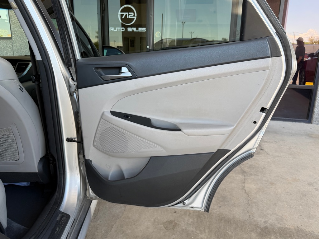 Photo 34 of this HYUNDAI TUCSON