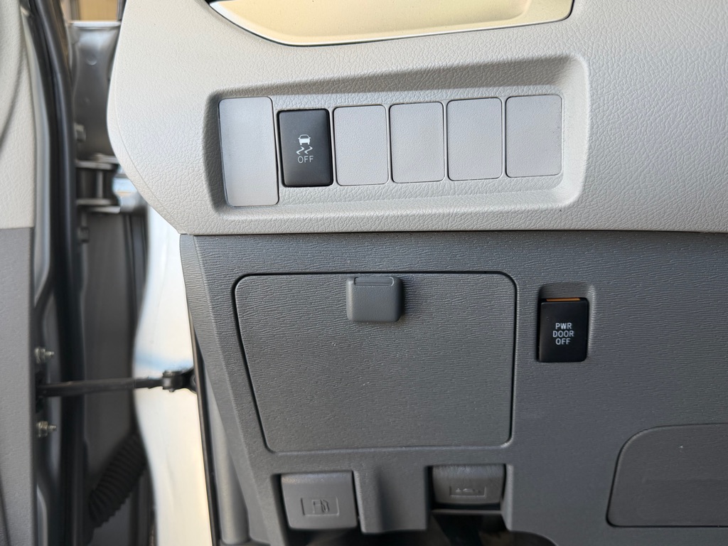 Photo 17 of this TOYOTA SIENNA