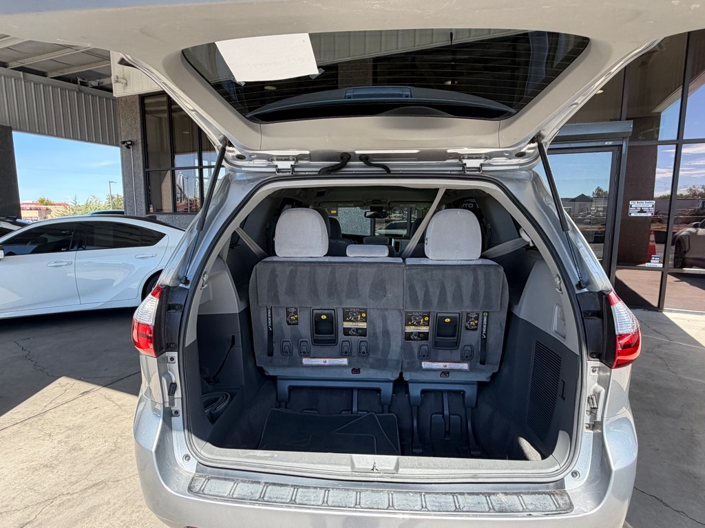 Photo 37 of this TOYOTA SIENNA