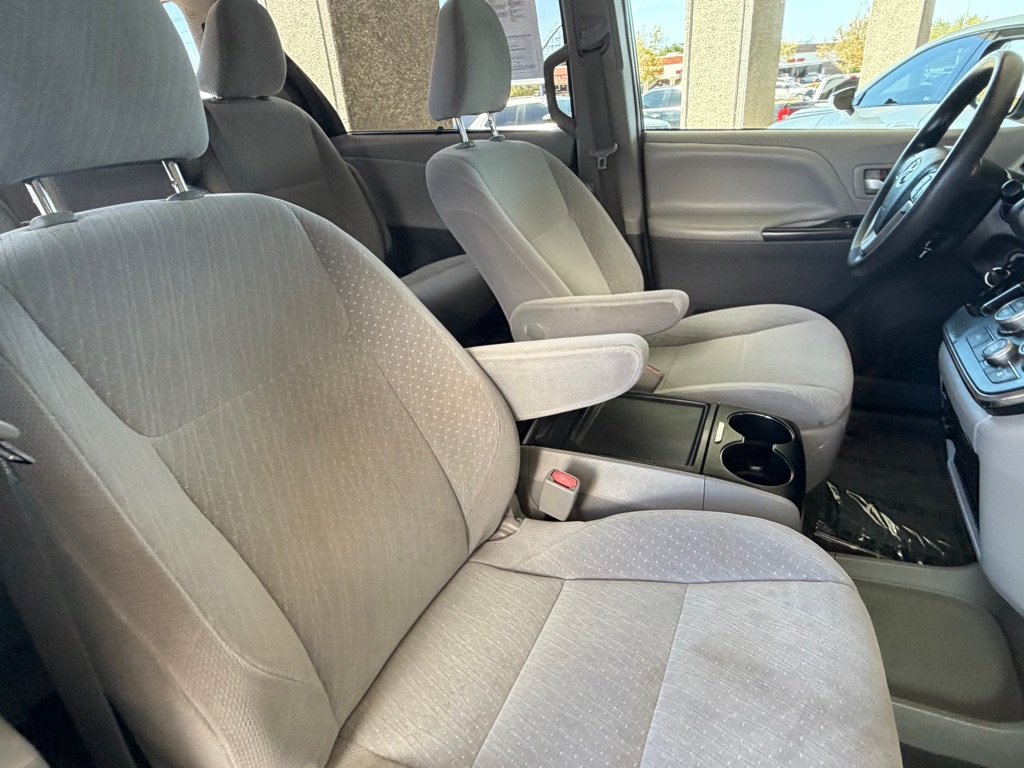 Photo 34 of this TOYOTA SIENNA