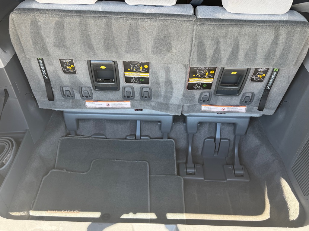 Photo 38 of this TOYOTA SIENNA