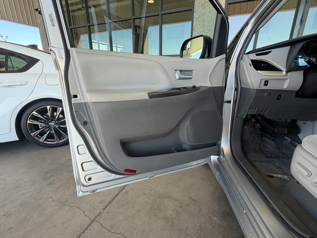 Photo 19 of this TOYOTA SIENNA