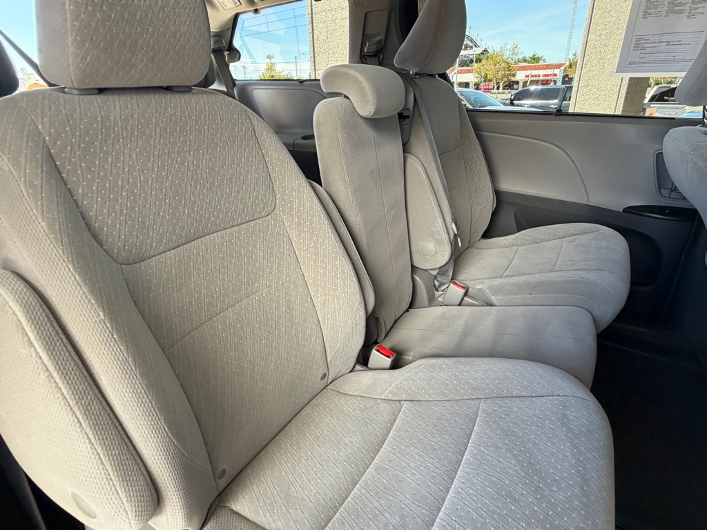 Photo 31 of this TOYOTA SIENNA