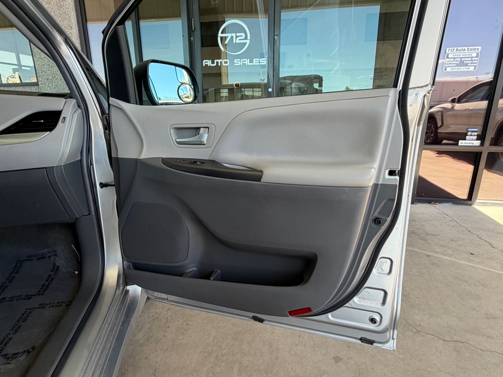 Photo 36 of this TOYOTA SIENNA