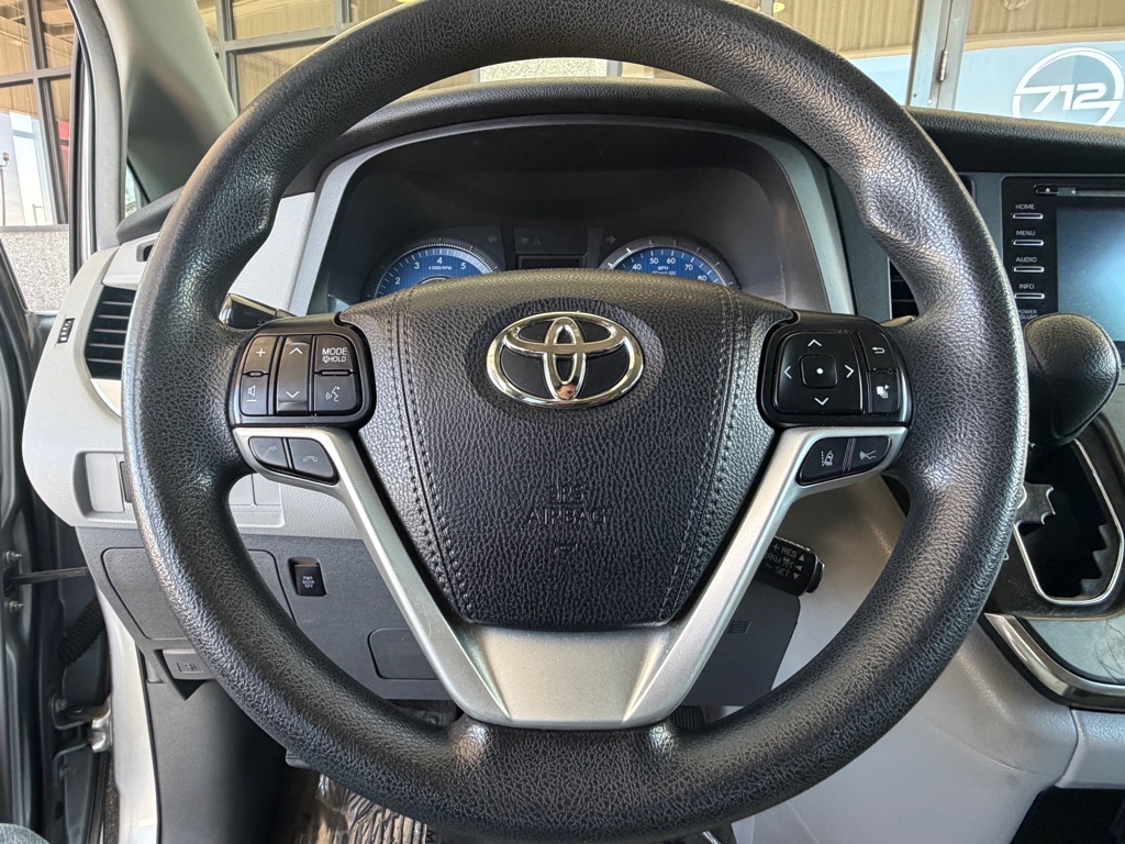 Photo 9 of this TOYOTA SIENNA
