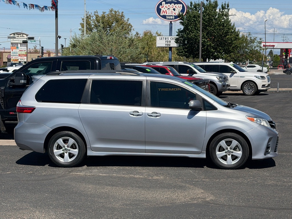 Photo 4 of this TOYOTA SIENNA