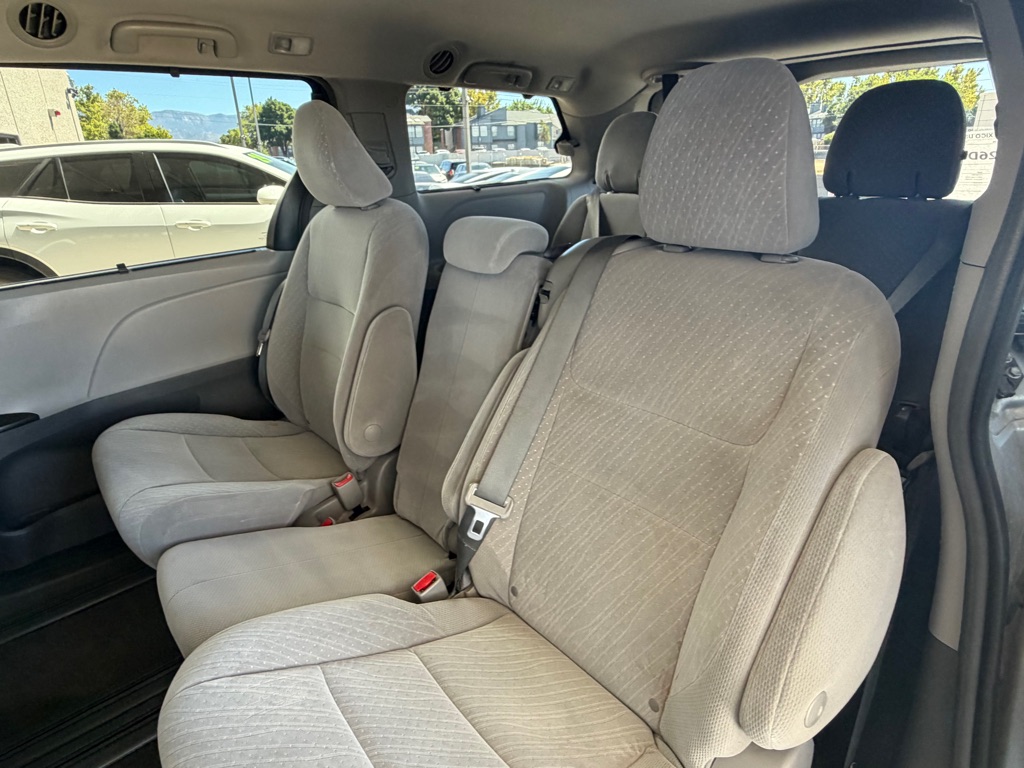 Photo 23 of this TOYOTA SIENNA