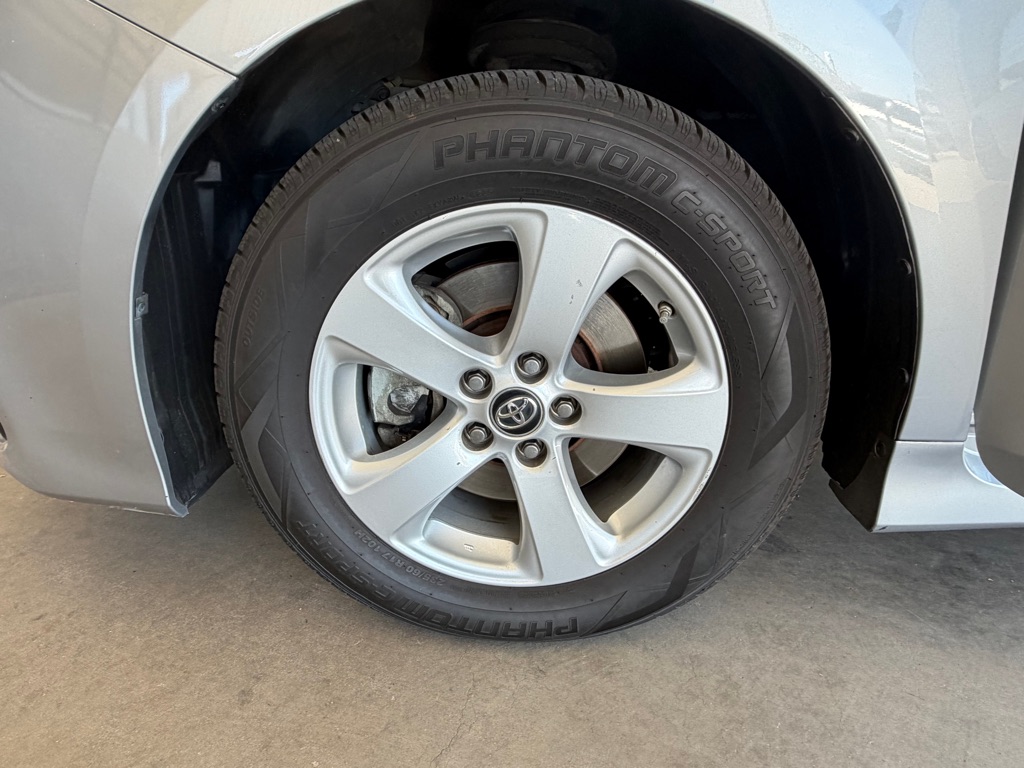 Photo 61 of this TOYOTA SIENNA