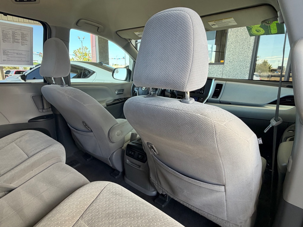 Photo 32 of this TOYOTA SIENNA