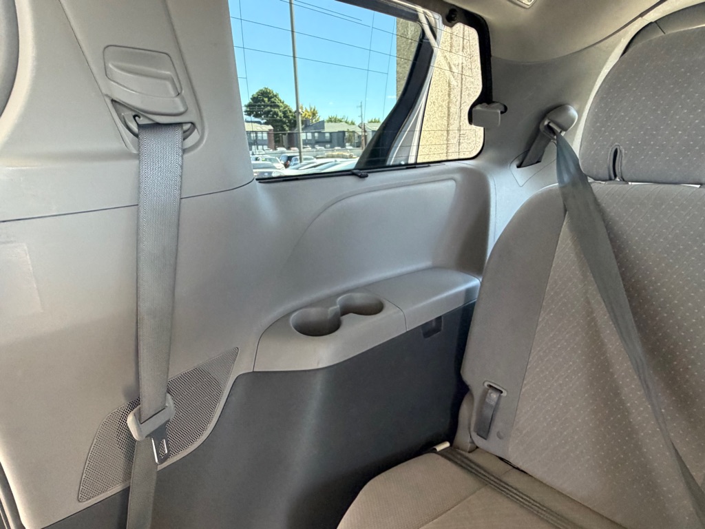 Photo 29 of this TOYOTA SIENNA