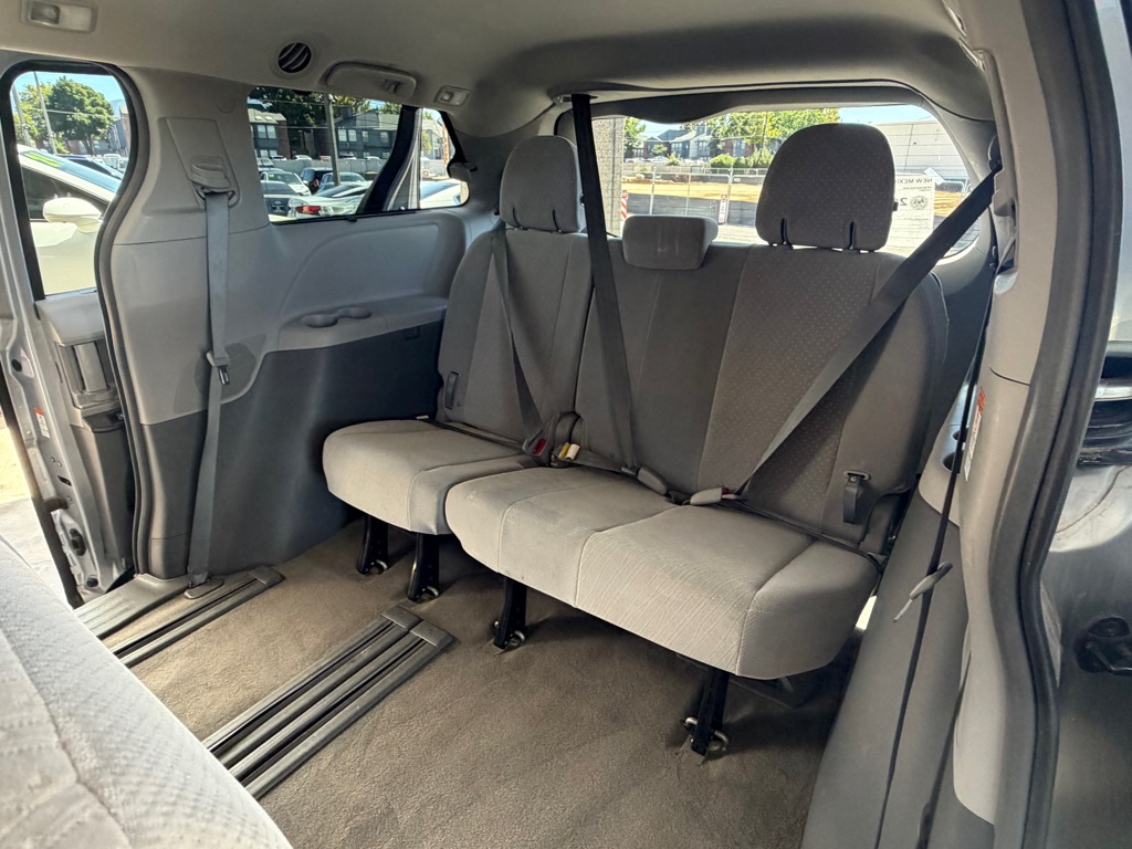 Photo 26 of this TOYOTA SIENNA