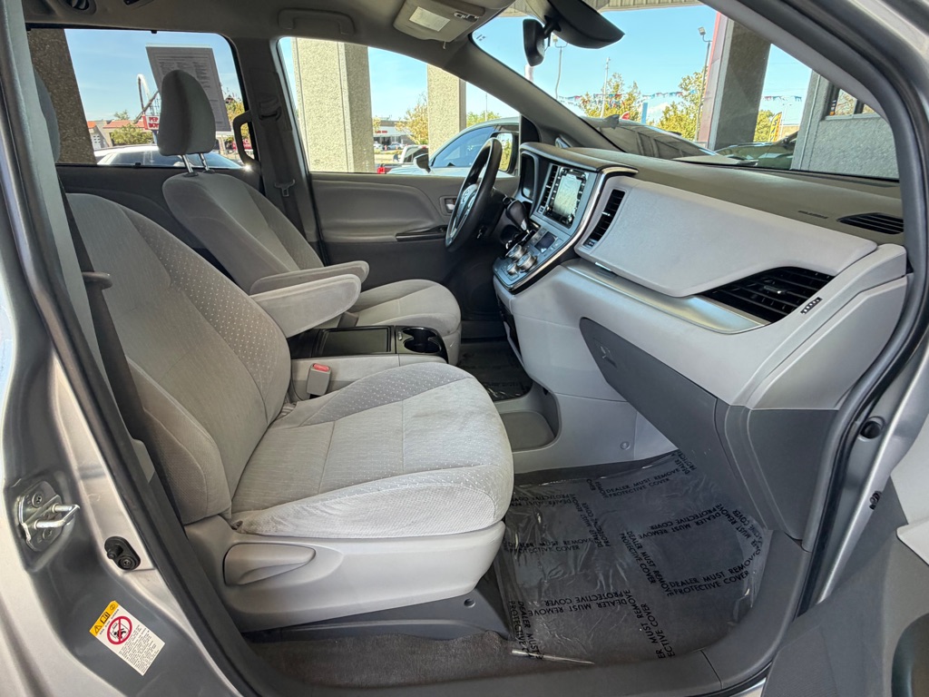 Photo 33 of this TOYOTA SIENNA