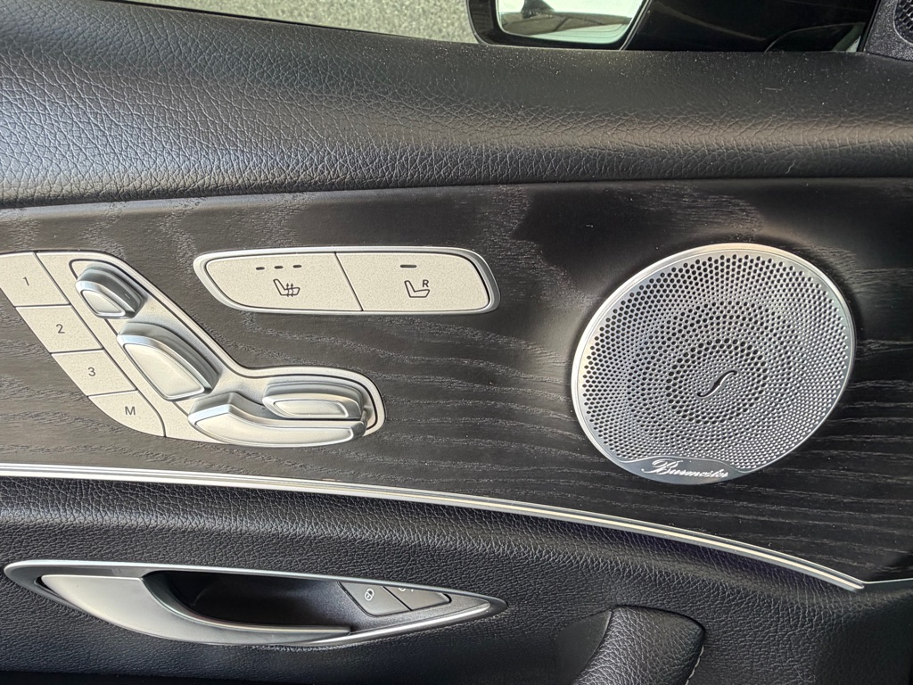 Photo 23 of this MERCEDES-BENZ E-CLASS