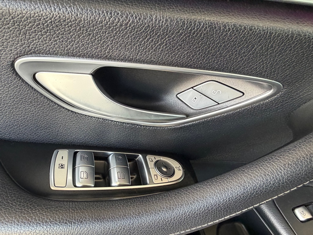 Photo 24 of this MERCEDES-BENZ E-CLASS