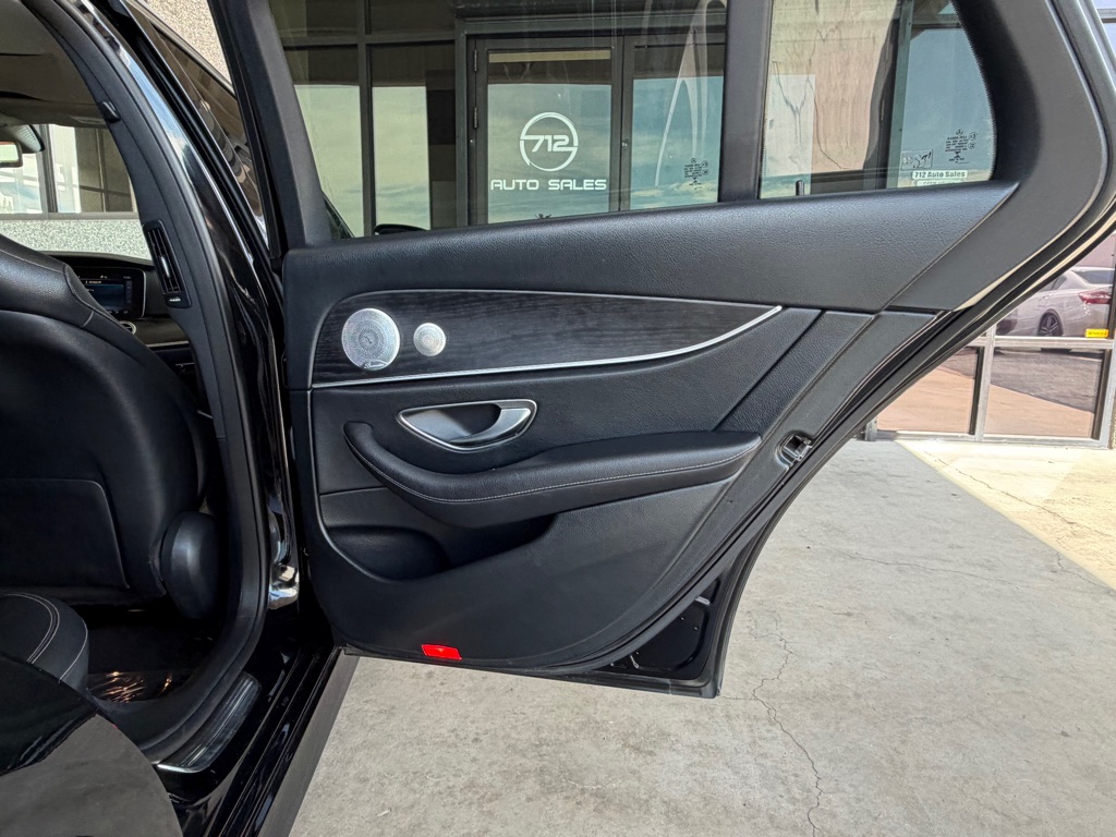 Photo 37 of this MERCEDES-BENZ E-CLASS
