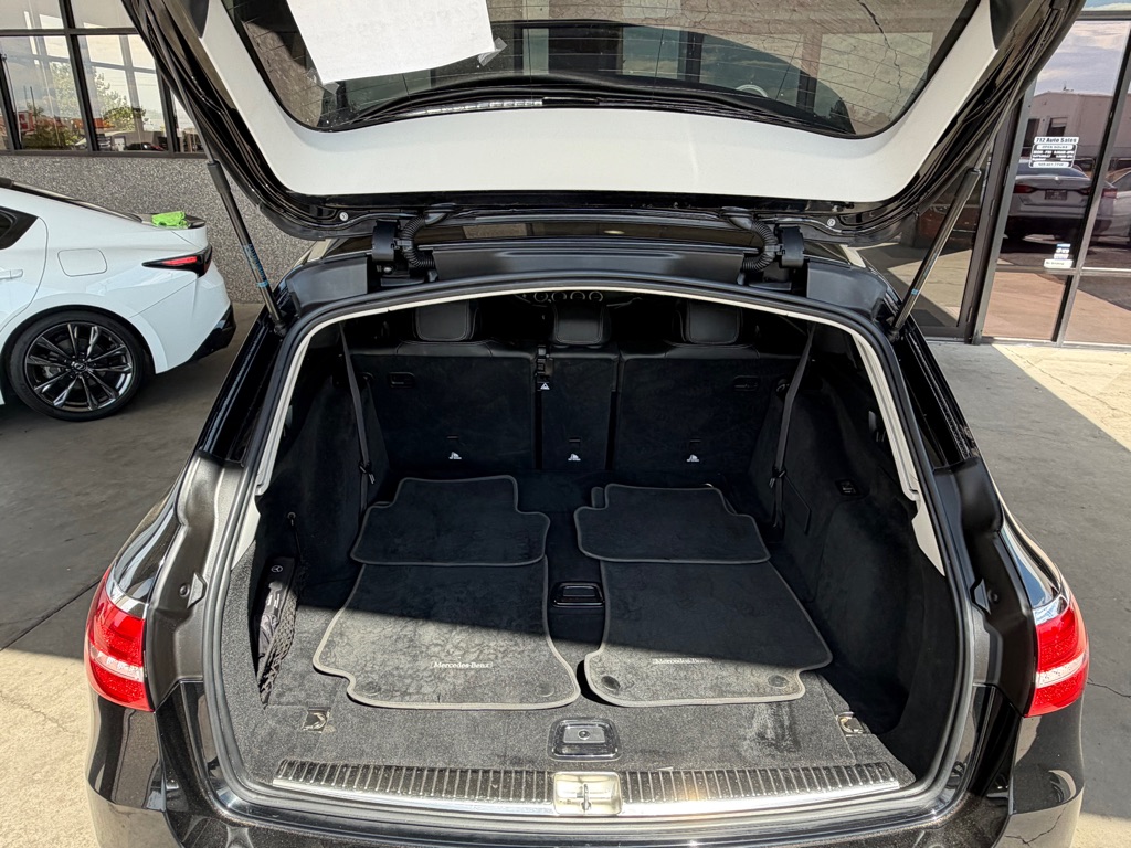 Photo 31 of this MERCEDES-BENZ E-CLASS