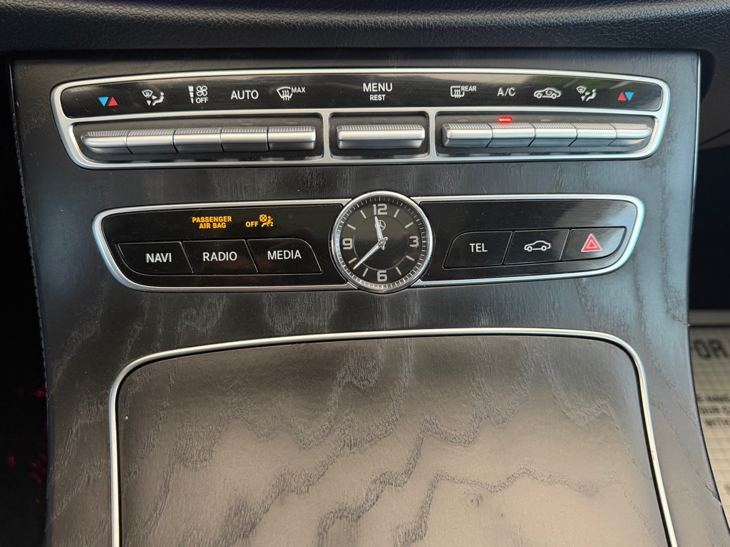 Photo 17 of this MERCEDES-BENZ E-CLASS