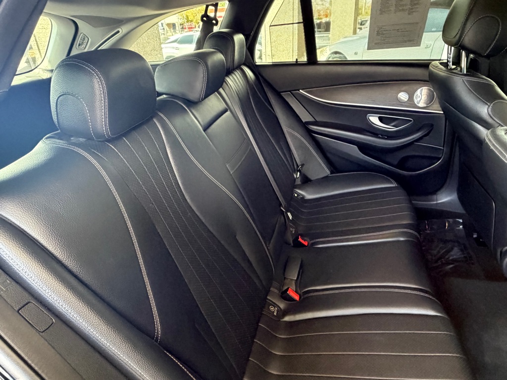 Photo 35 of this MERCEDES-BENZ E-CLASS