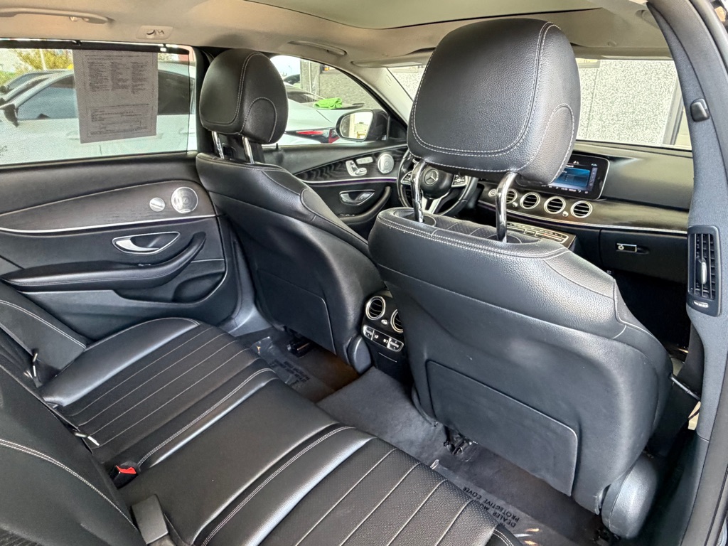 Photo 36 of this MERCEDES-BENZ E-CLASS