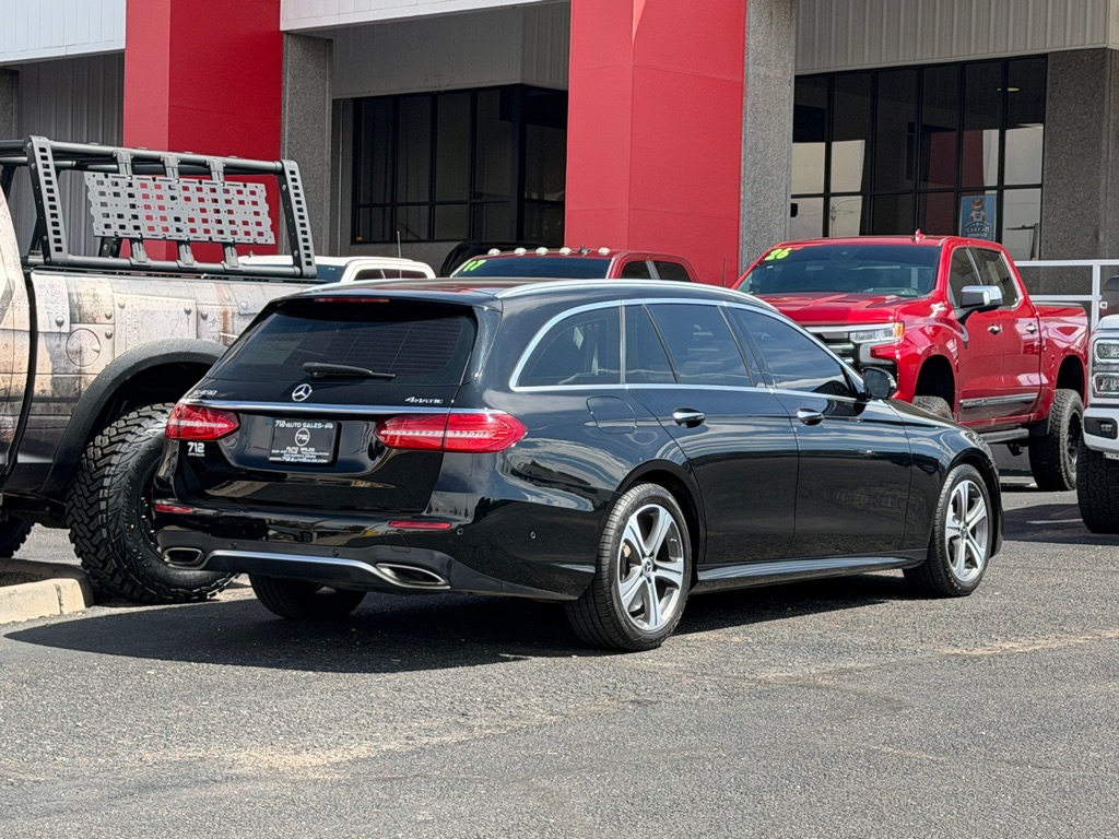Photo 53 of this MERCEDES-BENZ E-CLASS