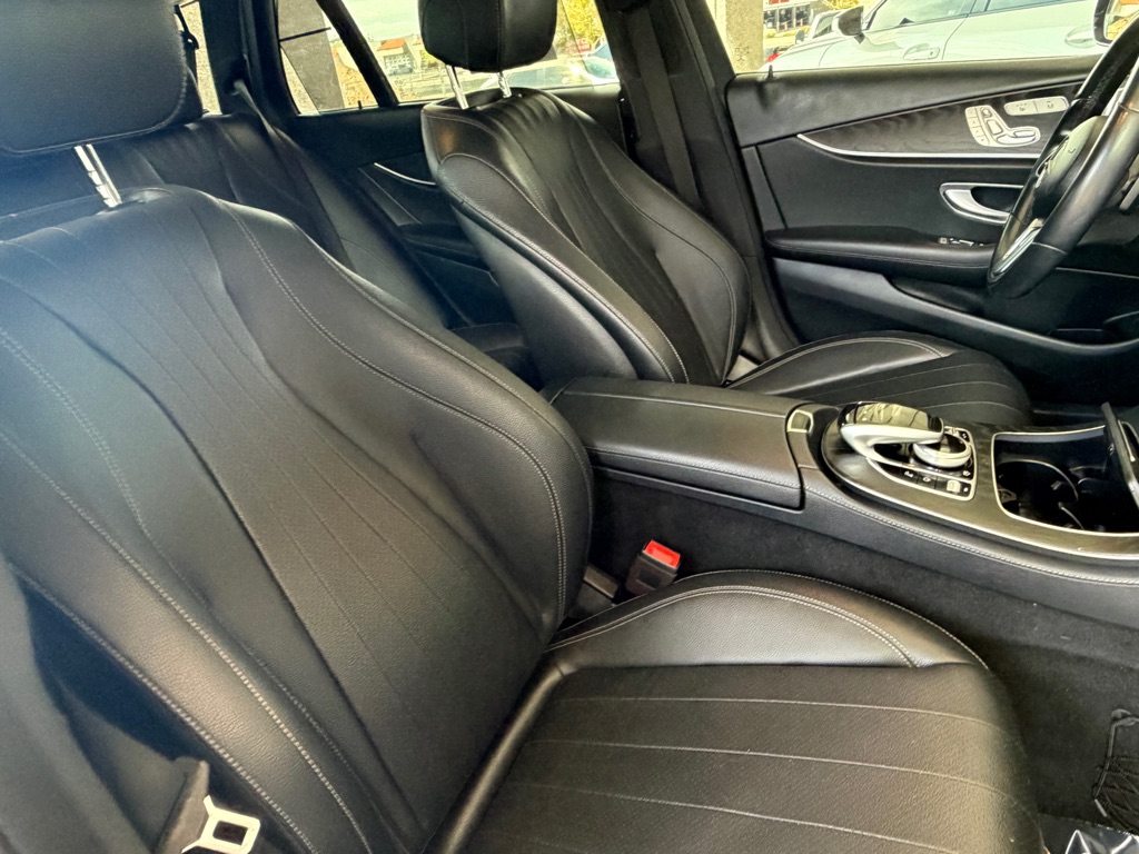 Photo 39 of this MERCEDES-BENZ E-CLASS