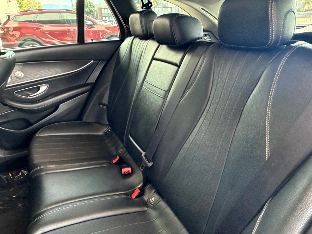 Photo 26 of this MERCEDES-BENZ E-CLASS
