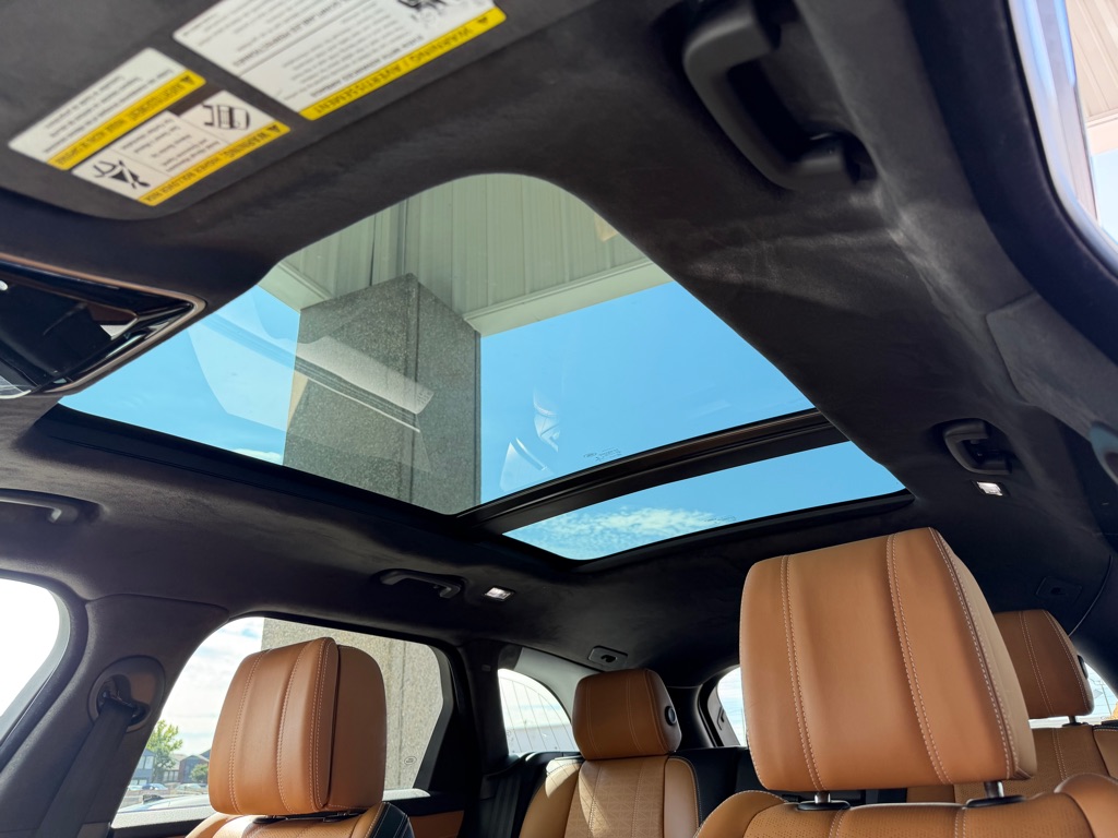 Photo 19 of this LAND ROVER RANGE ROVER VEL