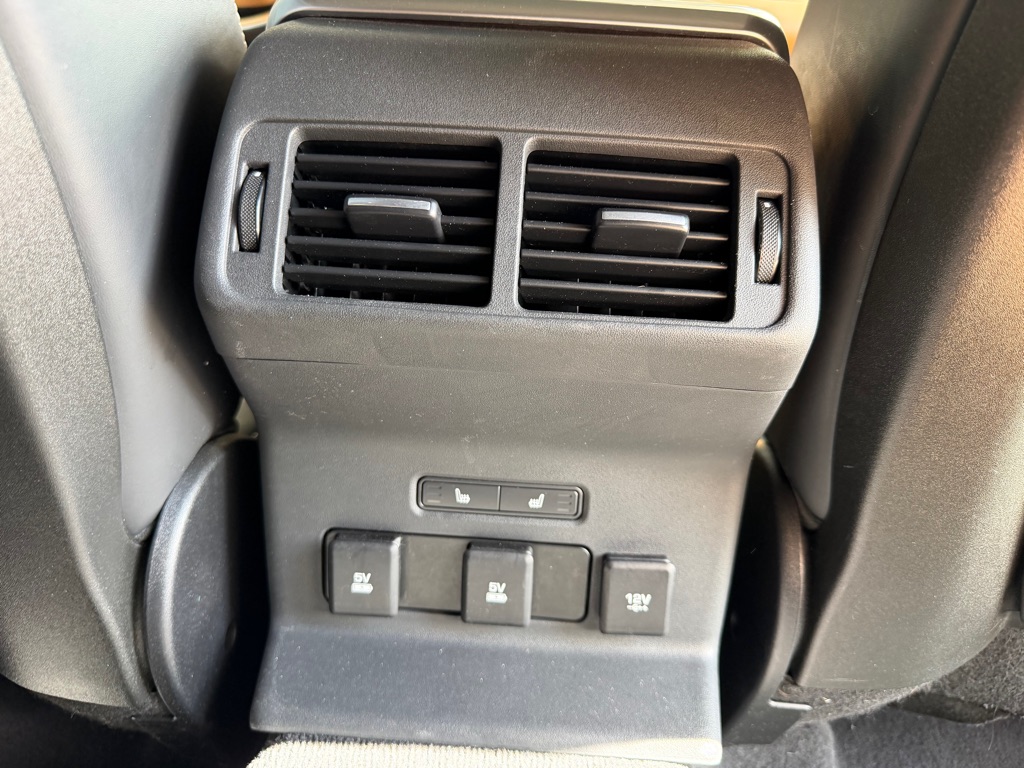 Photo 31 of this LAND ROVER RANGE ROVER VEL