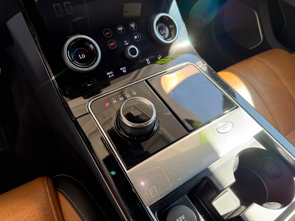Photo 16 of this LAND ROVER RANGE ROVER VEL