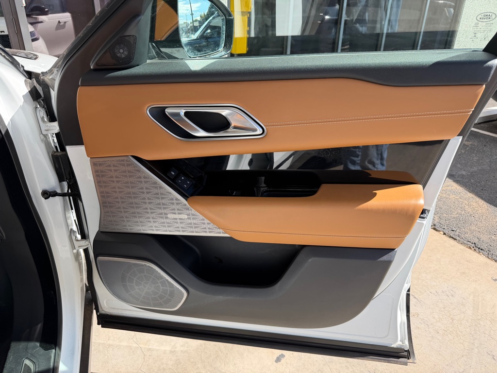 Photo 36 of this LAND ROVER RANGE ROVER VEL