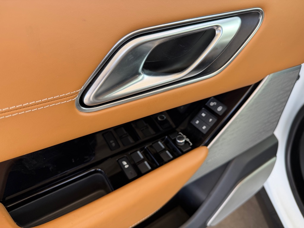 Photo 9 of this LAND ROVER RANGE ROVER VEL